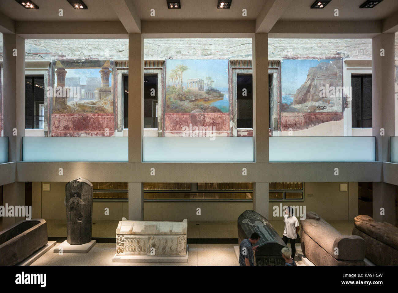 Berlino. Germania. Il Neues Museum (Museo Nuovo), il Museo Island, il cortile egiziano. Il Neues Museum presenta le collezioni della Musa egiziano Foto Stock