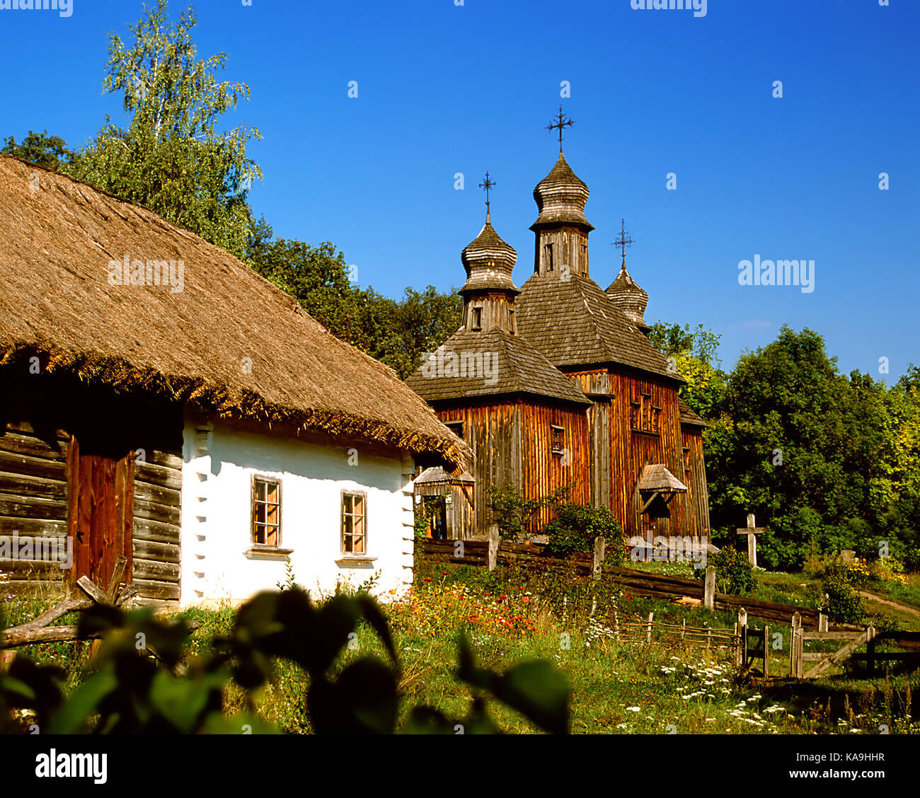 Vecchia casa ucraino e chiesa, del museo a cielo aperto dell'architettura Ucraina, Kiev, Pirogovo, Ucraina. Foto Stock