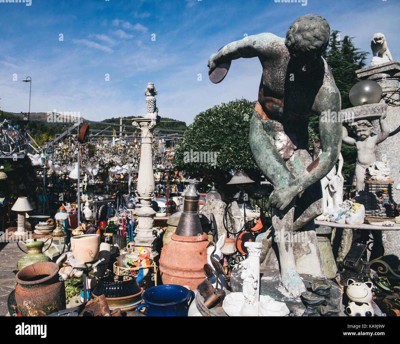 Vecchi prodotti per la vendita in una strada mercatino delle pulci carboot / vendita / garage in vendita in italia Foto Stock
