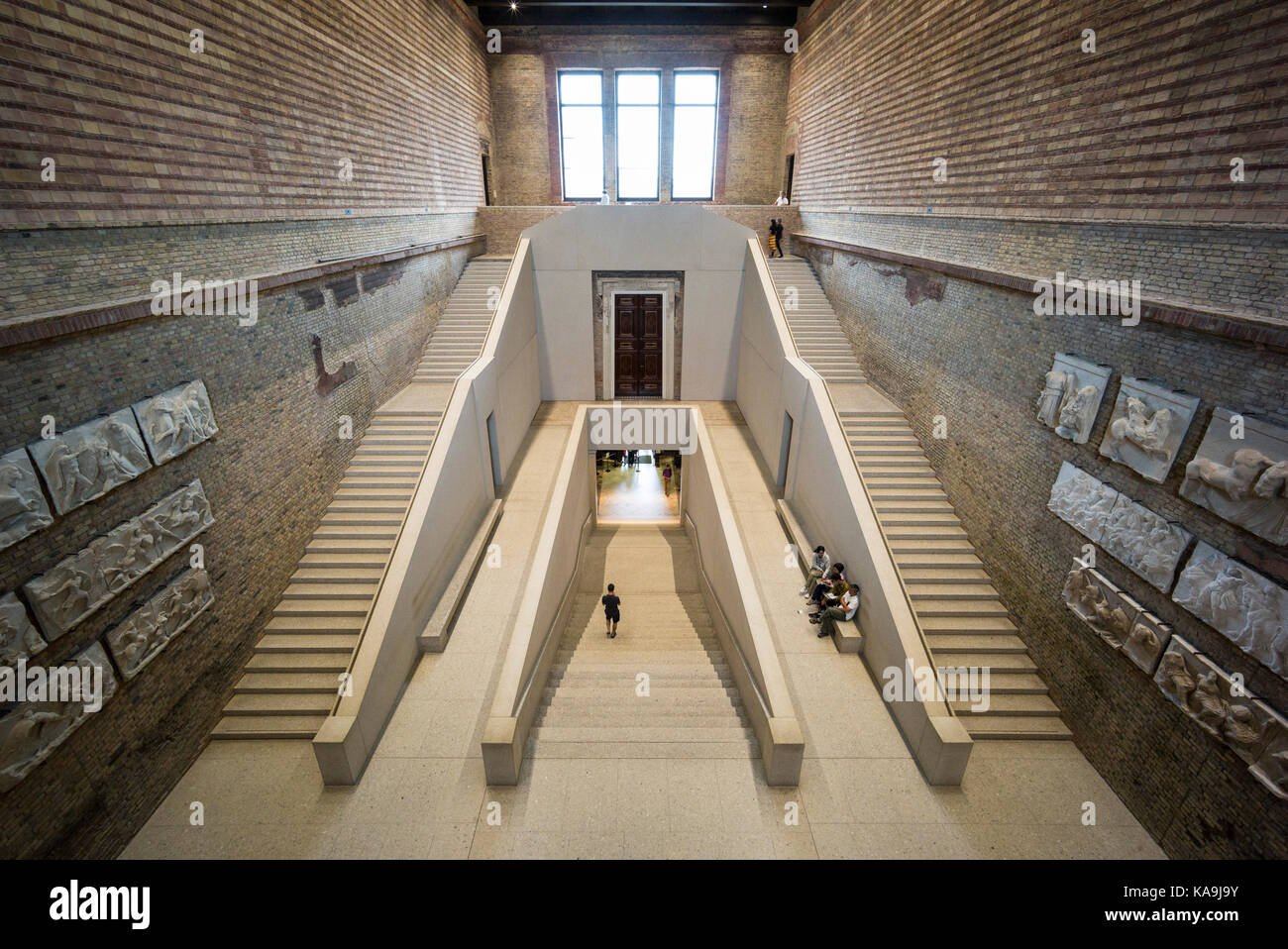 Berlino. Germania. Il Neues Museum (Museo Nuovo), l'Isola dei Musei, la scala principale hall di David Chipperfield Architects in collaborazione con Julian Harra Foto Stock