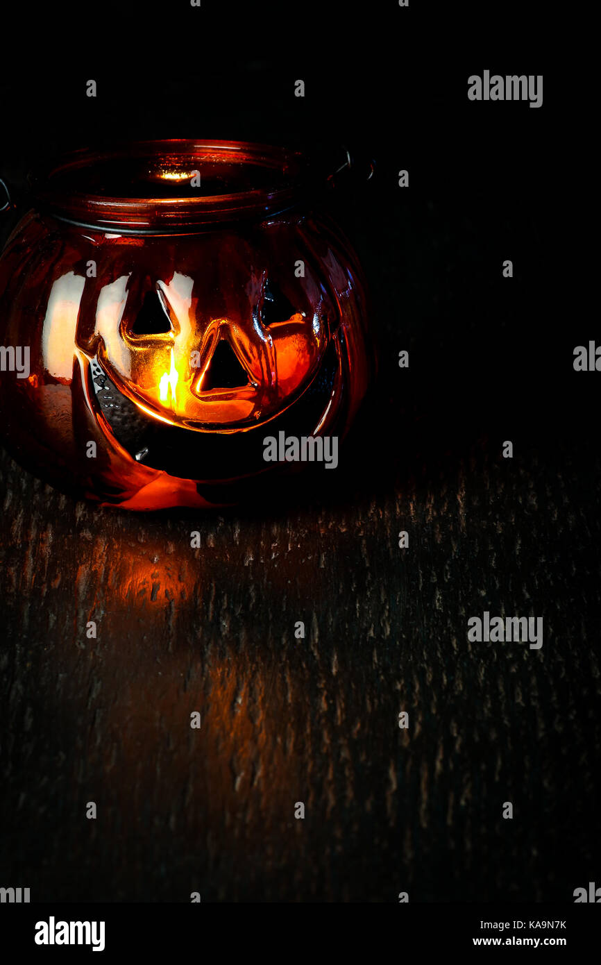 Zucca di Halloween coppa di testa lanterna su sfondo scuro con spazio di copia Foto Stock