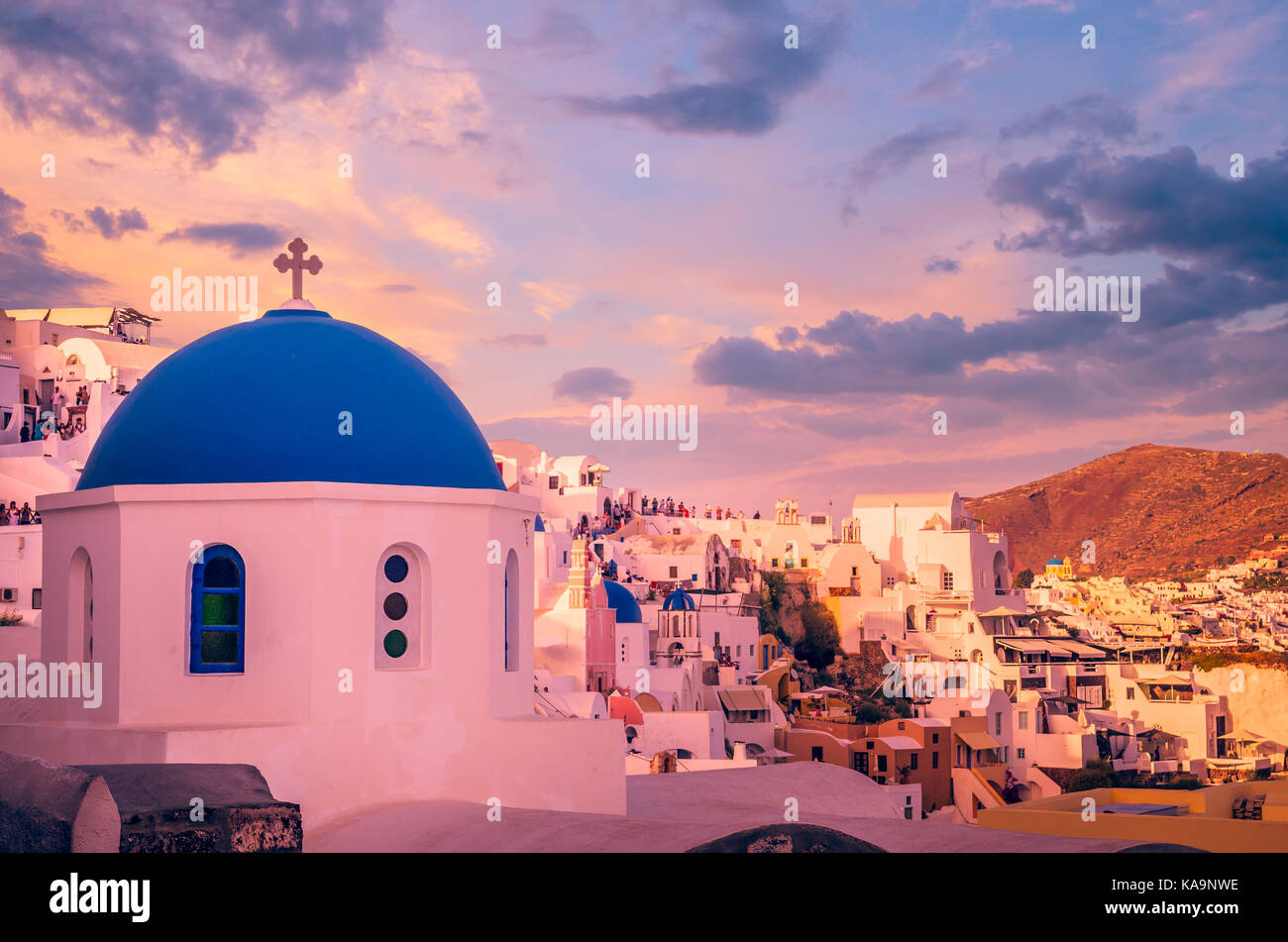 La cittadina di Oia - Santorini cyclade islands, Grecia. bellissimo tramonto sopra il villaggio di ia. Foto Stock