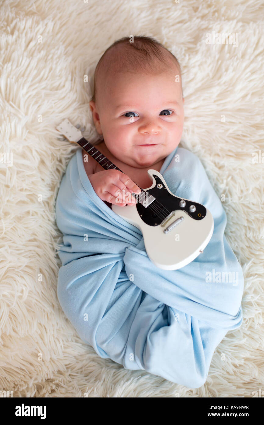 Baby boy guitar immagini e fotografie stock ad alta risoluzione - Alamy