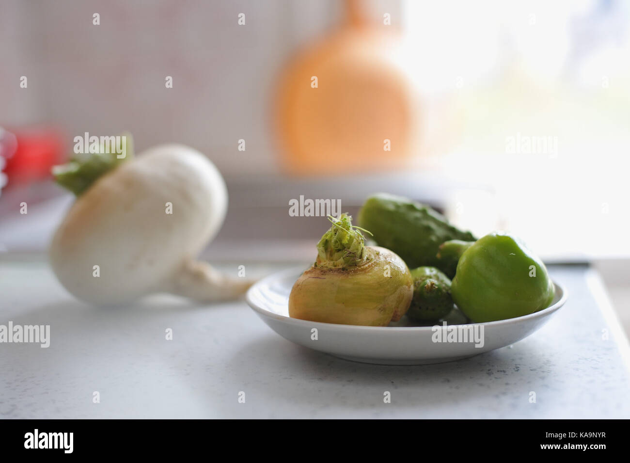 Raccolto fresco di verdure sul tavolo della cucina Foto Stock