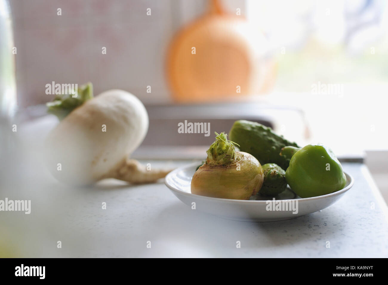 Raccolto fresco di verdure sul tavolo della cucina Foto Stock