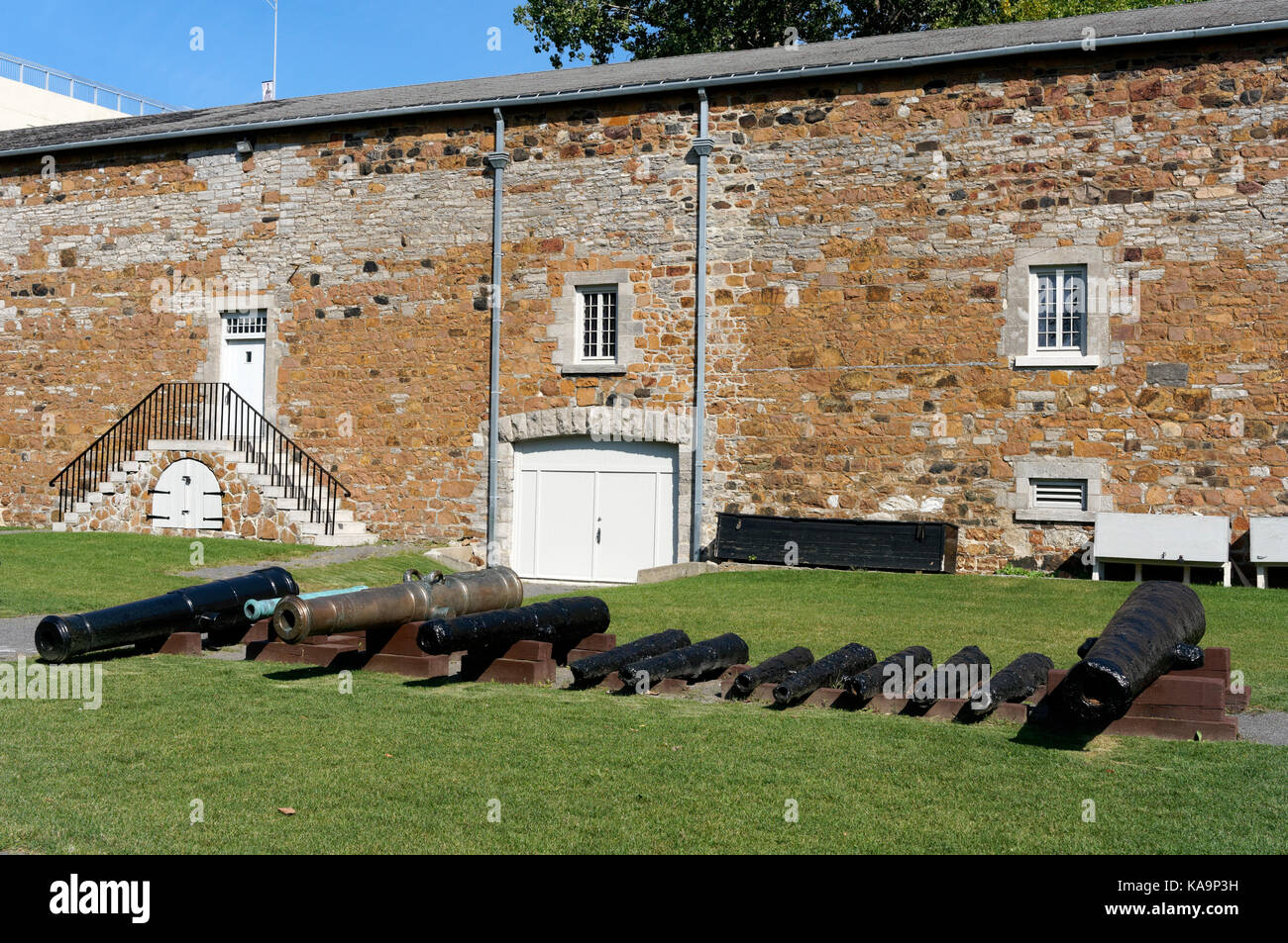British del XIX secolo cannoni nel cortile del Museo Stewart o Musee Stewart in Parc parco Jean-Drapeau, Saint Helen dell isola di Montreal, Quebec Foto Stock