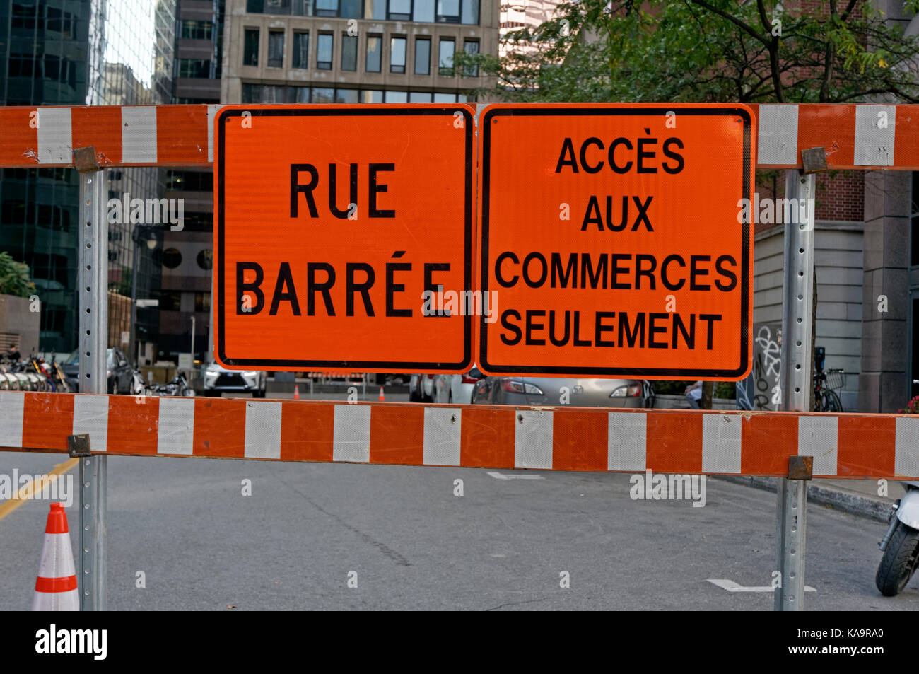 Lingua francese Rue Barée strada chiusa segno nel centro cittadino di Montreal, Quebec, Canada Foto Stock