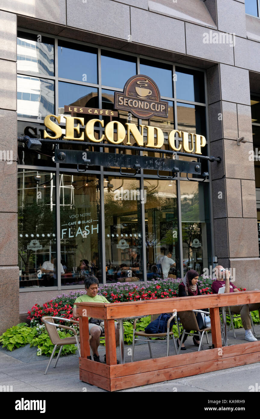 La gente seduta fuori la seconda tazza di caffè sul McGill College Avenue nel centro cittadino di Montreal, Quebec, Canada Foto Stock