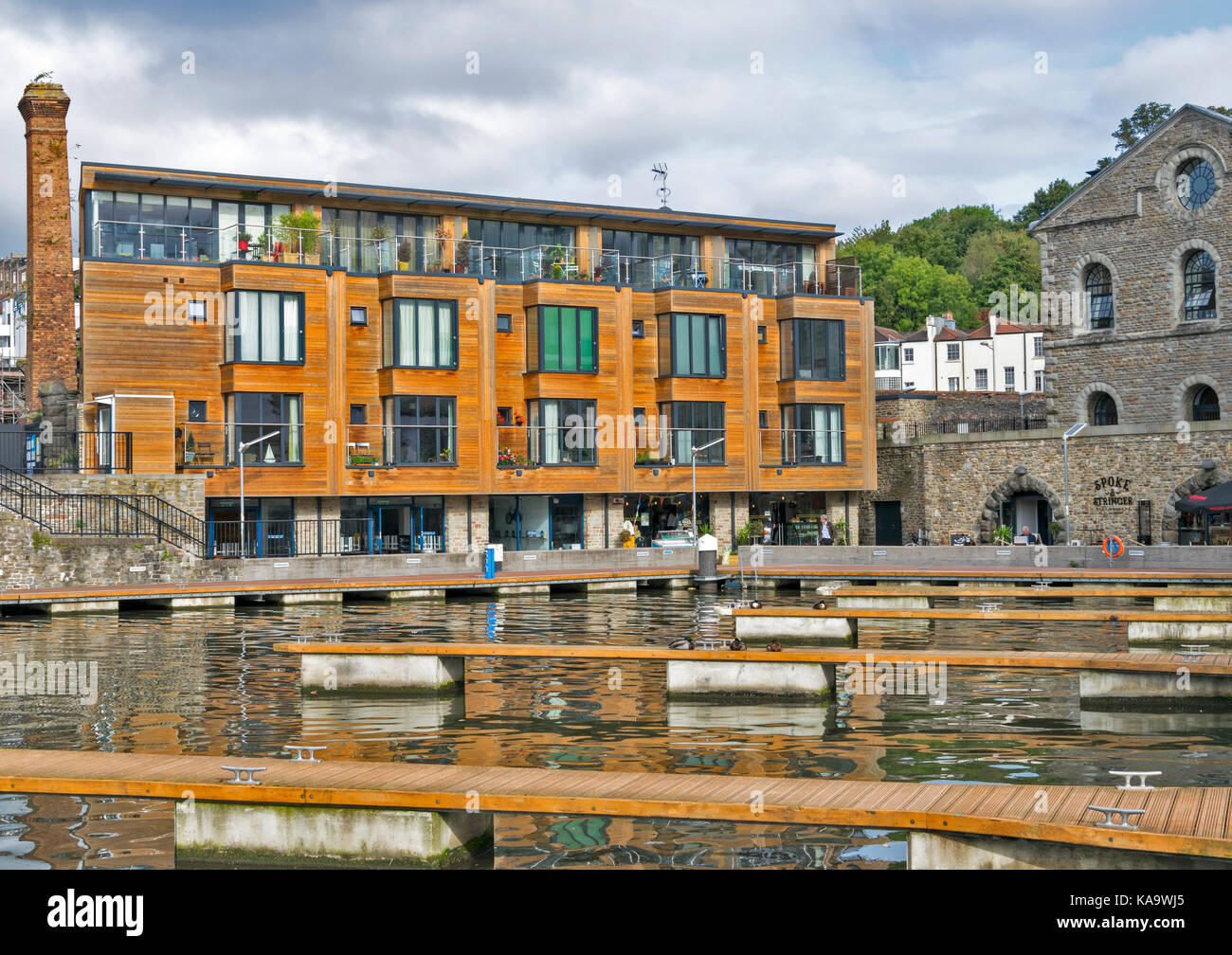 BRISTOL Inghilterra il centro e il porto della città sul fiume Avon A HOTWELLS con legno fronteggiato GLI APPARTAMENTI E IL RISTORANTE Foto Stock