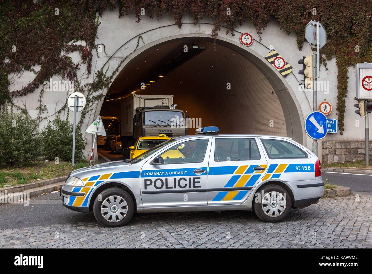 Repubblica ceca auto della polizia. Praga Repubblica Ceca, nella parte anteriore del tunnel Letensky Foto Stock