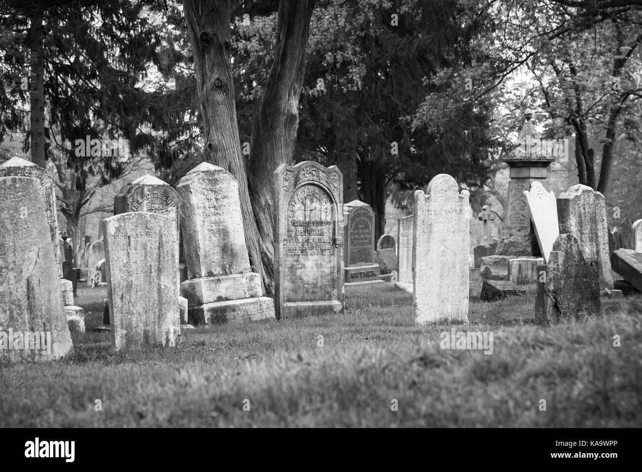 RAHWAY, NEW JERSEY - 28 Aprile 2017: una vista di vecchie lapidi al cimitero di Rahway Foto Stock