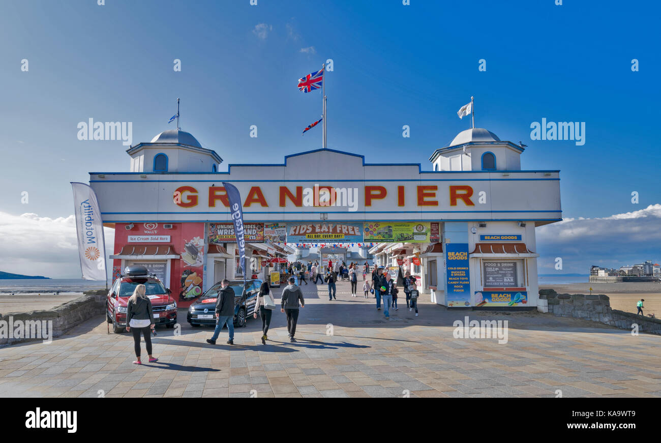 WESTON SUPER MARE SOMERSET Inghilterra un giorno di sole l'INGRESSO AL GRAND PIER con le persone che entrano ed escono dal molo Foto Stock