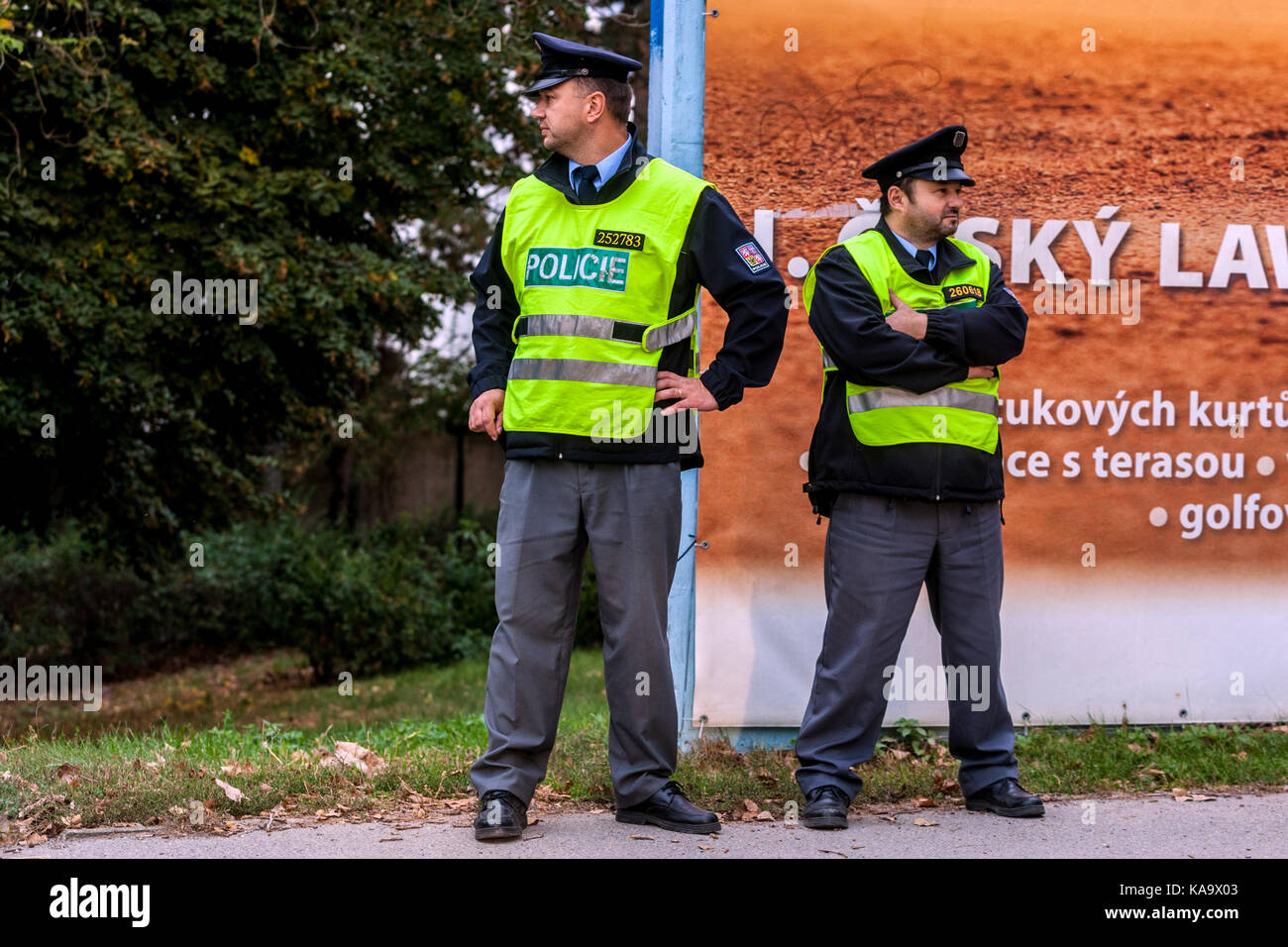 La polizia ceca. Due poliziotti, Praga, Repubblica Ceca Foto Stock