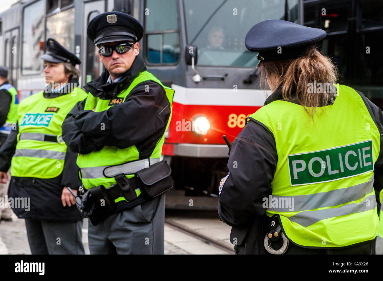 La polizia ceca e tram, Praga, Repubblica Ceca Foto Stock