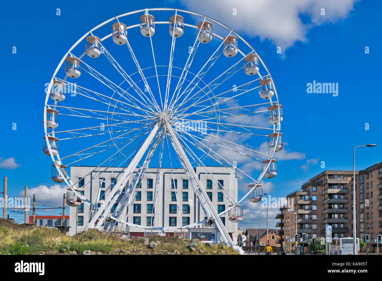 WESTON SUPER MARE SOMERSET Inghilterra una giornata soleggiata con la grande ruota vicino alla spiaggia Foto Stock