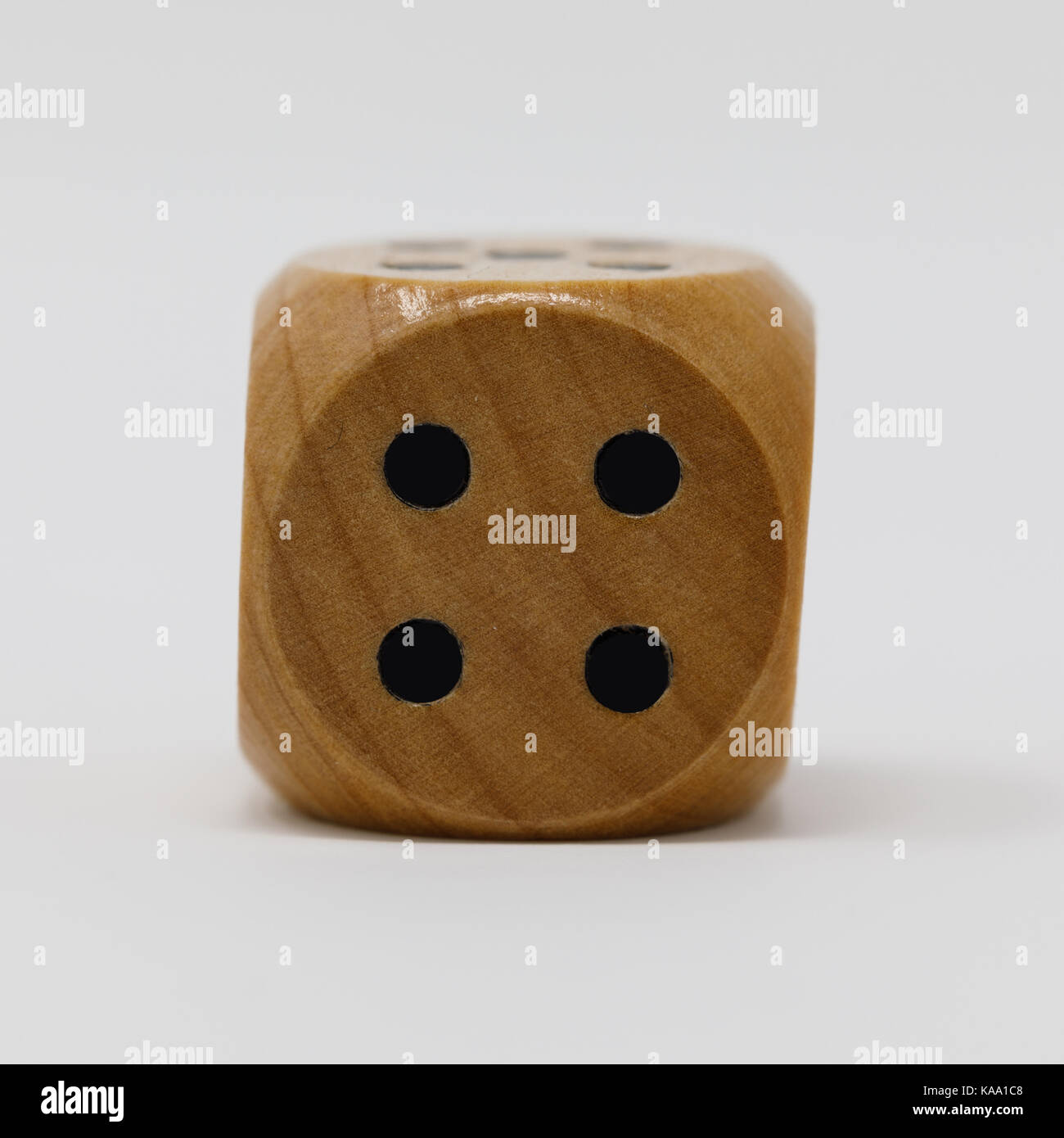 La prima di una sequenza di reale dadi in legno - 4 Posto die Foto Stock