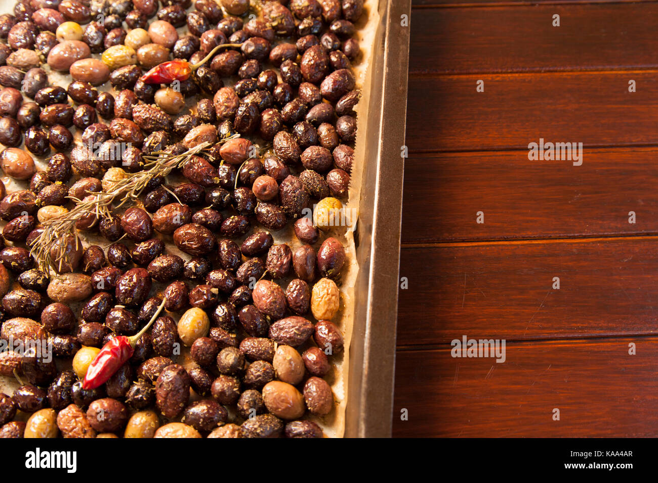 La cottura, la torrefazione raw, fresco e colorato, olive organici Foto Stock