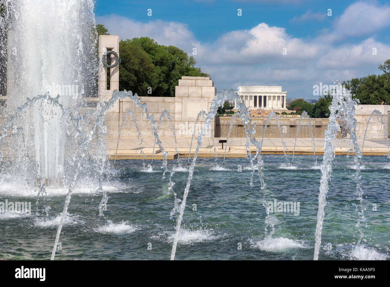 Lincoln Memorial dalla fontana del national Memoriale della Seconda guerra mondiale, Washington dc, Stati Uniti d'America. Foto Stock