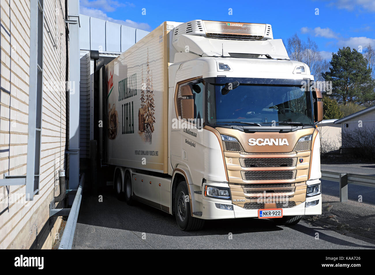 Forssa, Finlandia - 1 maggio 2017: elegante prossima generazione di Scania R500 di mi salomaa per il trasporto di derrate alimentari scarica sulla banchina di carico del magazzino. Foto Stock