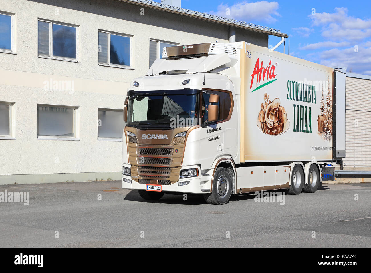 Forssa, Finlandia - 1 maggio 2017: elegante prossima generazione di Scania R500 di mi salomaa per il trasporto di derrate alimentari in corrispondenza della zona di carico di un magazzino. Foto Stock