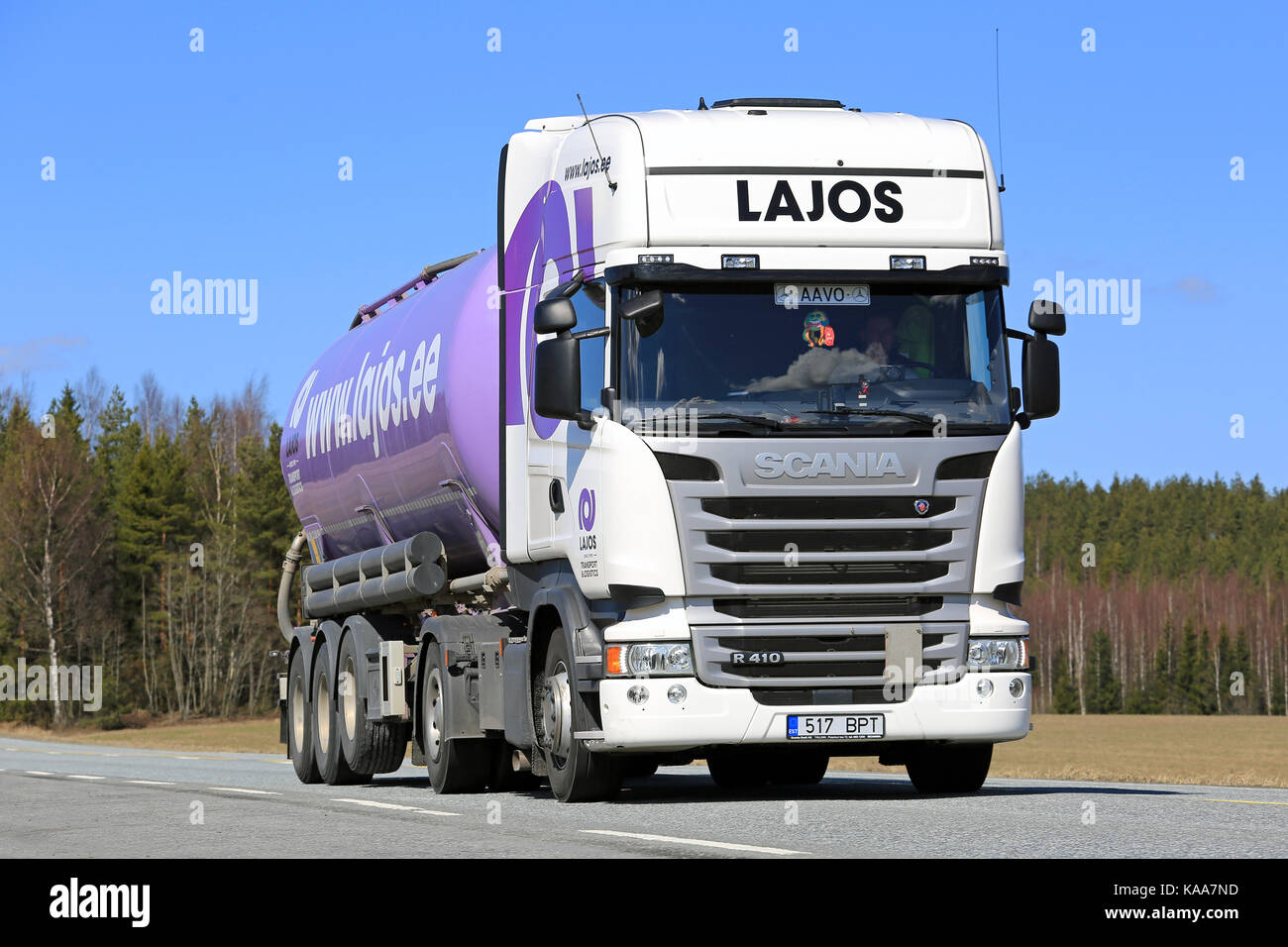 Jokioinen, Finlandia - 1 maggio 2017: bianco personalizzato scania semi  autobotte con bull bar e accessori per illuminazione per haanpaa sulla  strada su un soleggiato da Foto stock - Alamy