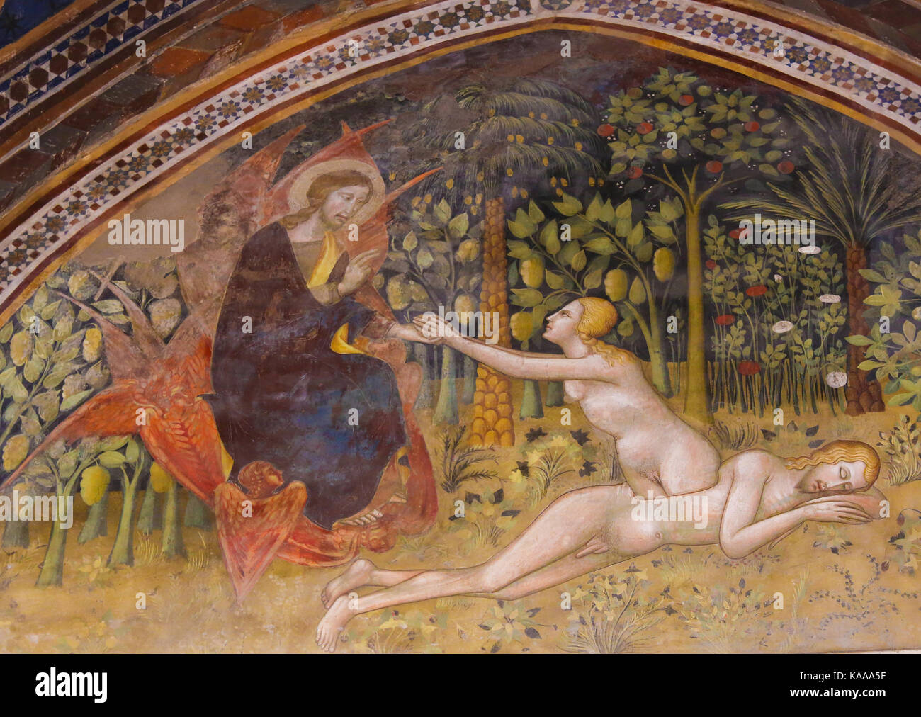 Affresco rinascimentale (1365) di Bartolo di Fredi raffiguranti la creazione di Eva nella collegiata o chiesa collegiata di san gimignano, Italia. Foto Stock
