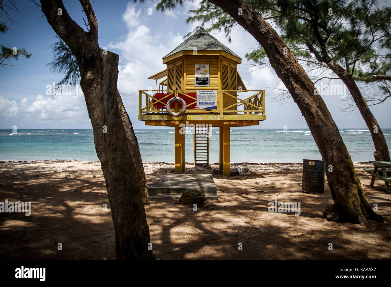 Bellissima spiaggia in bagno sulla costa orientale di Barbados Foto Stock