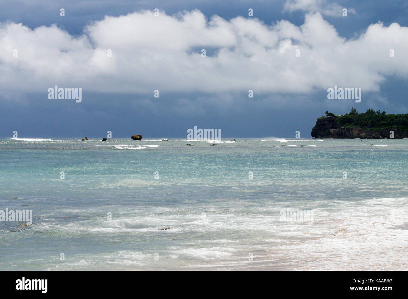 Ruvida mari rocciose di Conset Bay sulla costa est di Barbados Foto Stock