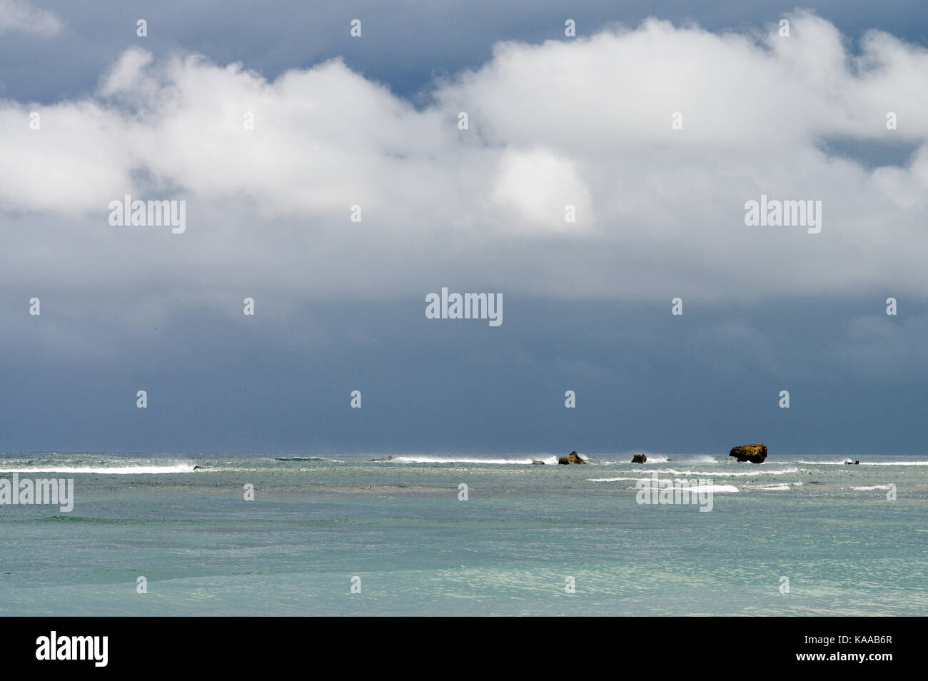 Ruvida mari rocciose di Conset Bay sulla costa est di Barbados Foto Stock
