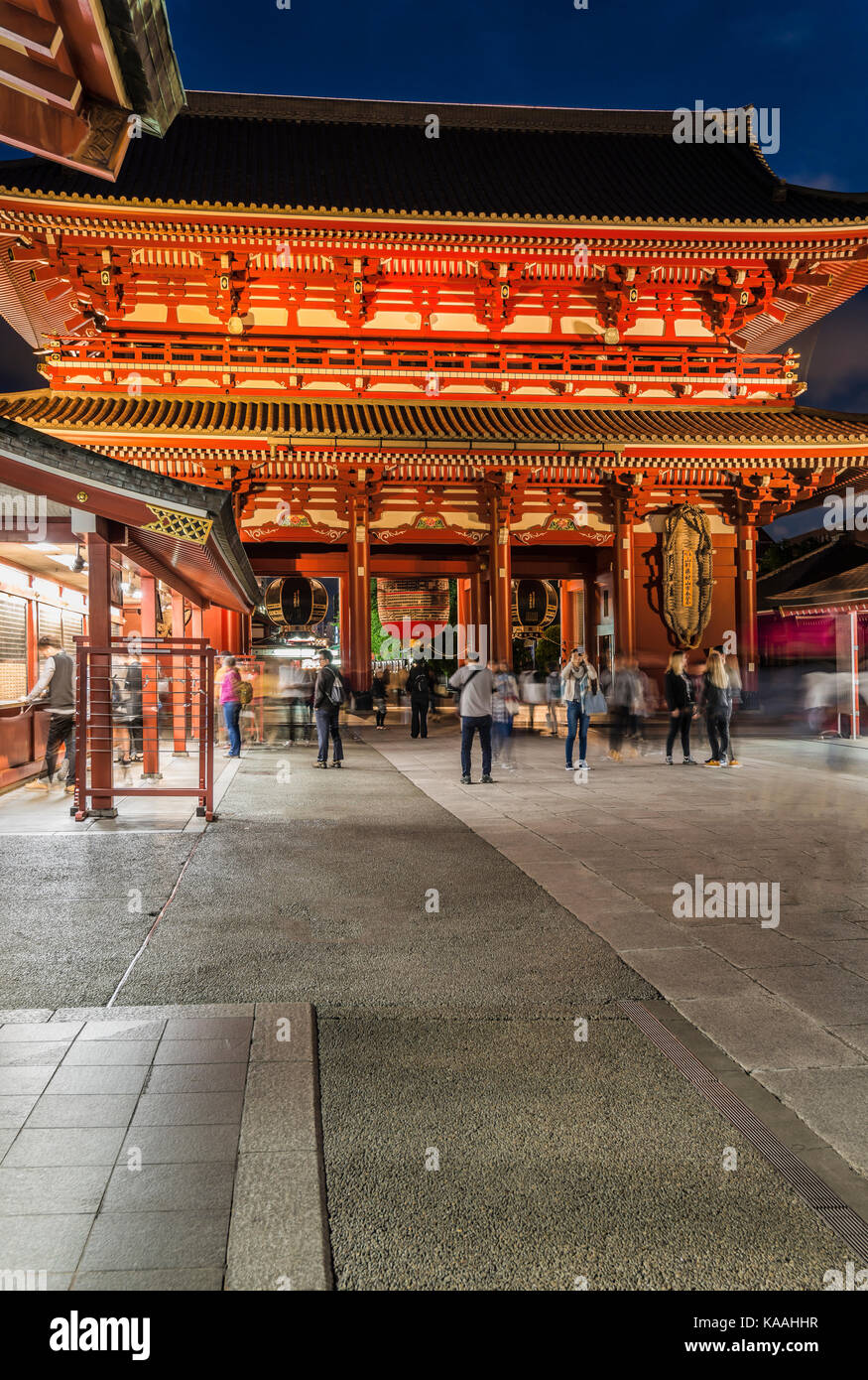 I turisti all'entrata Hozomon dell'era Edo di Sensoji, conosciuto anche come Tempio Asakusa Kannon, Asakusa, Tokyo, Giappone Foto Stock