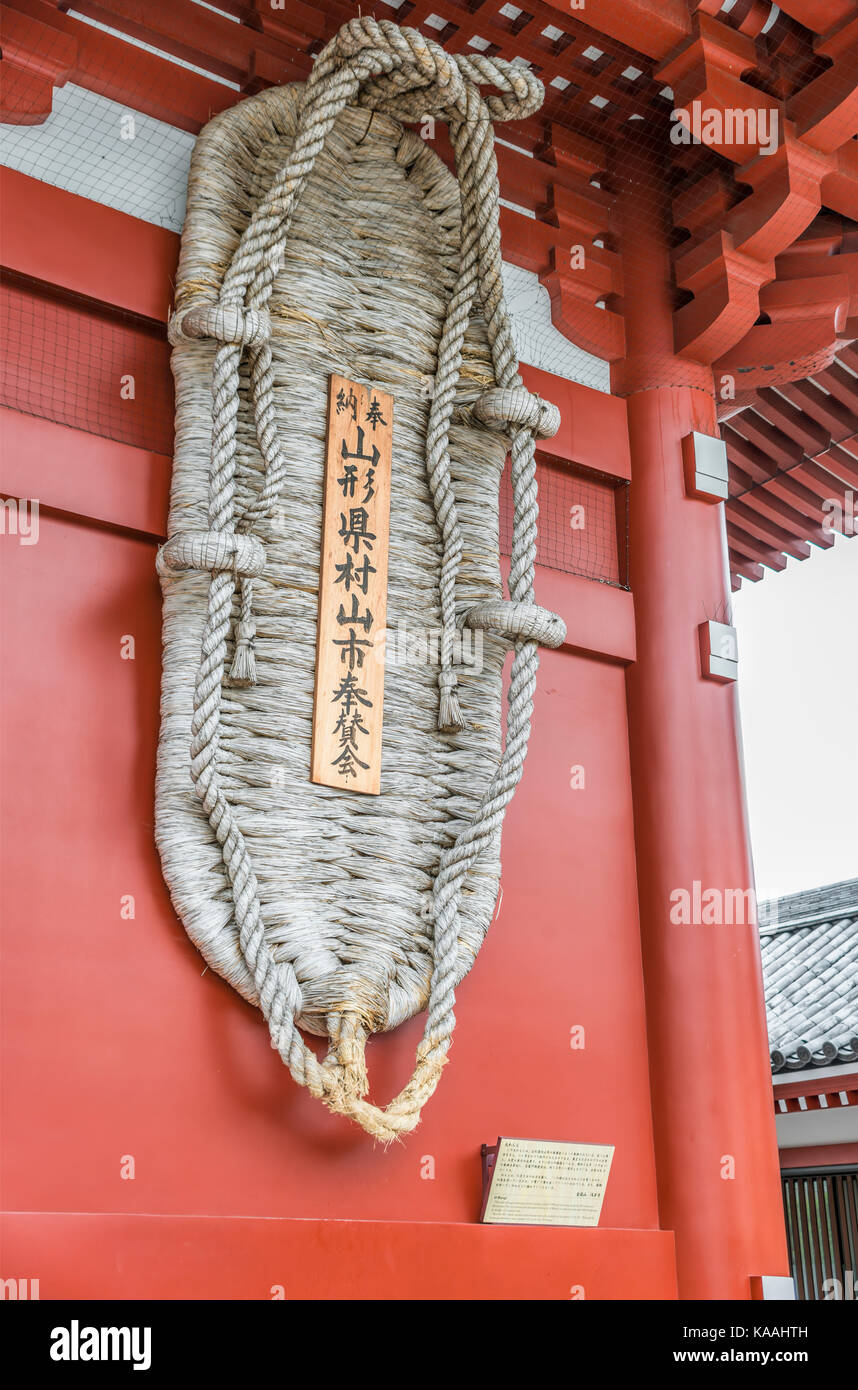 Giganteschi sandali di paglia, chiamati owaraji, alla porta di Kaminarimon presso il Santuario di Asakusa Tokyo, Giappone. Foto Stock