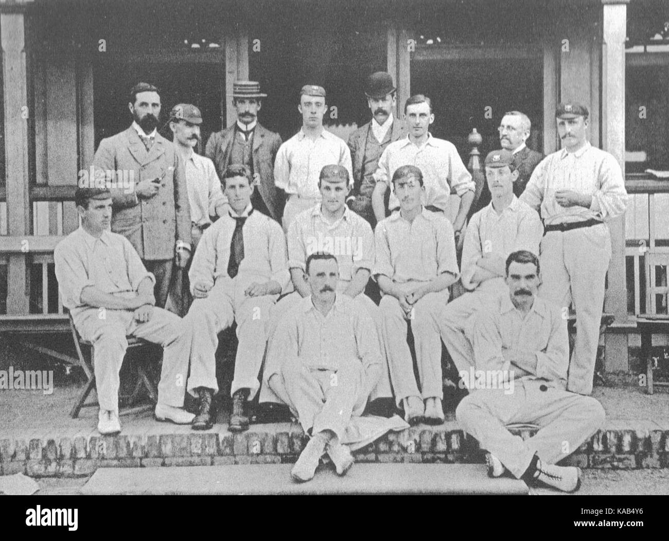 Questa foto mostra il Somerset County Cricket Club nel 1892, che cattura la squadra in azione durante una partita. Offre uno sguardo sulla storia del cricket alla fine del XIX secolo. Foto Stock