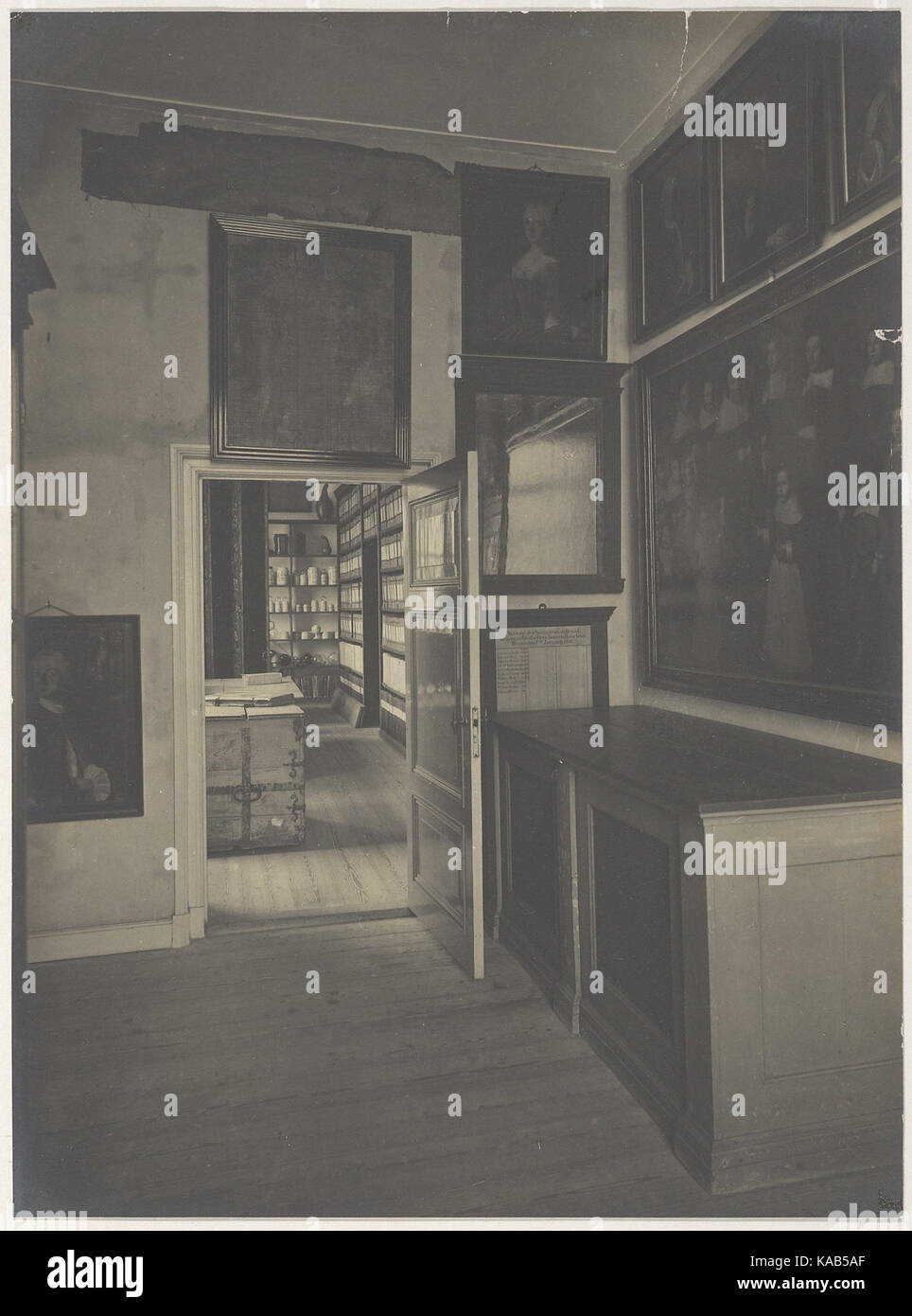 Lo Stadhuis (municipio) nei Paesi Bassi ospita lo Stedelijk Museum of Paintings, un'istituzione culturale chiave che detiene una significativa collezione di arte olandese. Il museo è noto per le sue mostre d'arte storica e contemporanea. Foto Stock