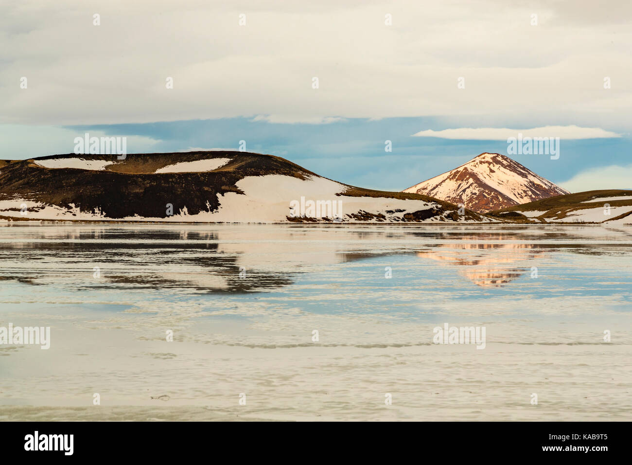 Vulcano Krafla dal lago Myvatn, Islanda Foto Stock