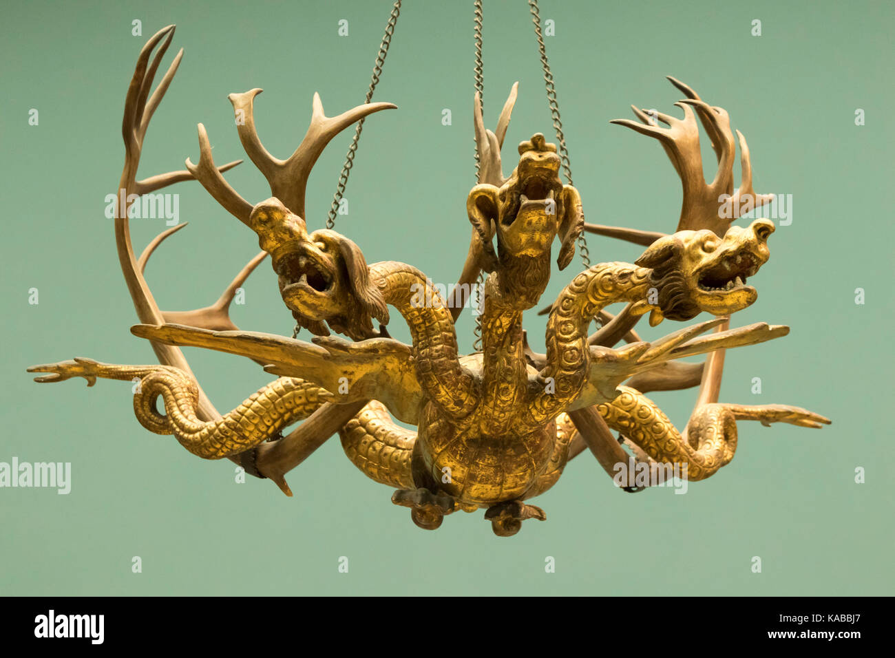 Lampadario di corna (1522) nella forma di un drago da Veit Stoss dopo un disegno di Dürer, Museo Nazionale tedesco Nuremberg, Baviera, Germania Foto Stock