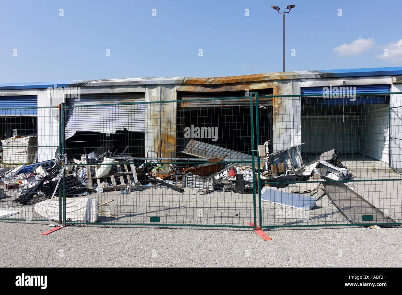 La parte esterna di un American Self Storage Unit Facility distrutto da un incendio Foto Stock