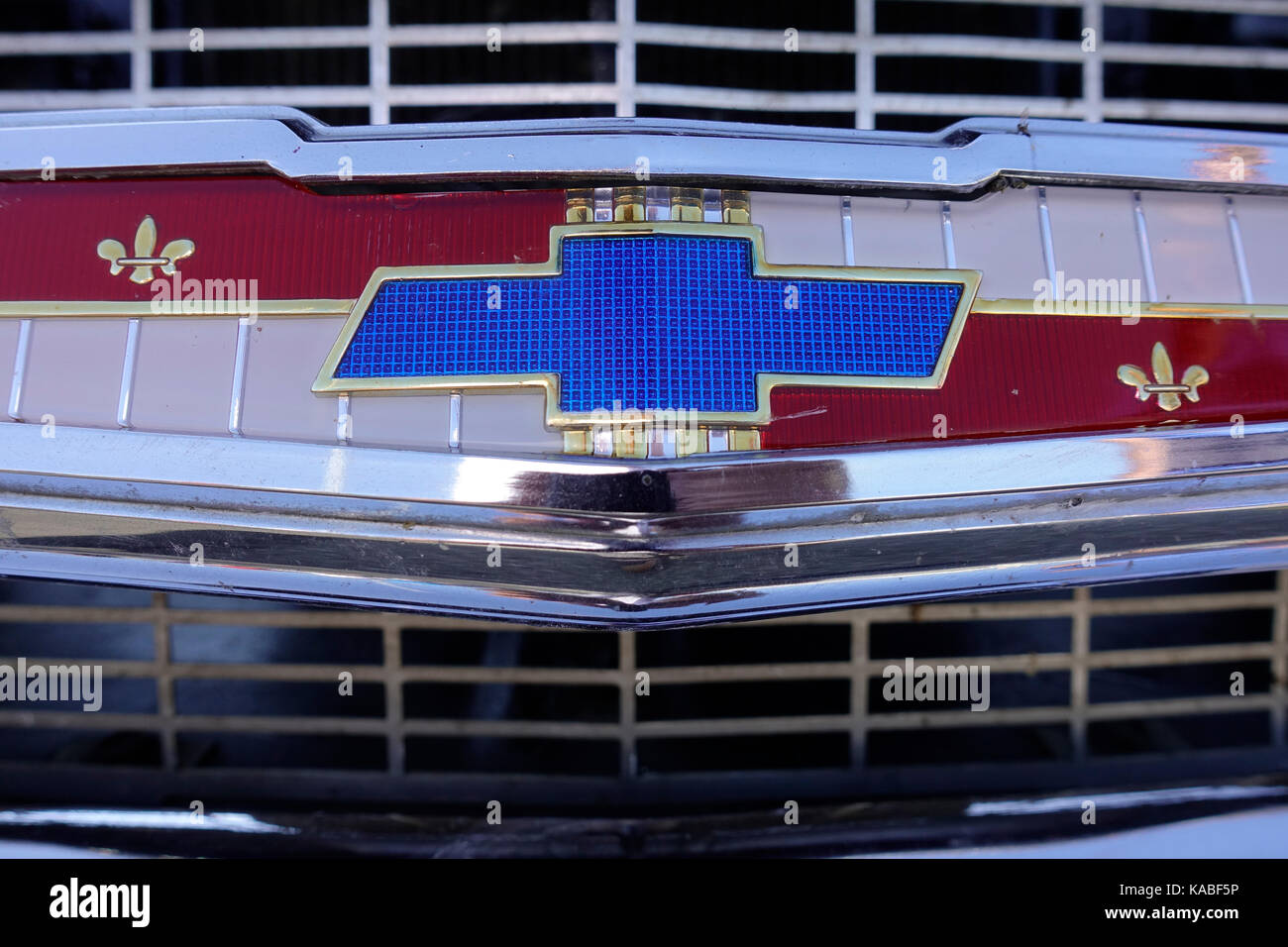 Vecchio classico degli anni Cinquanta Chevrolet Logo sulla griglia di una Chevy Car Foto Stock