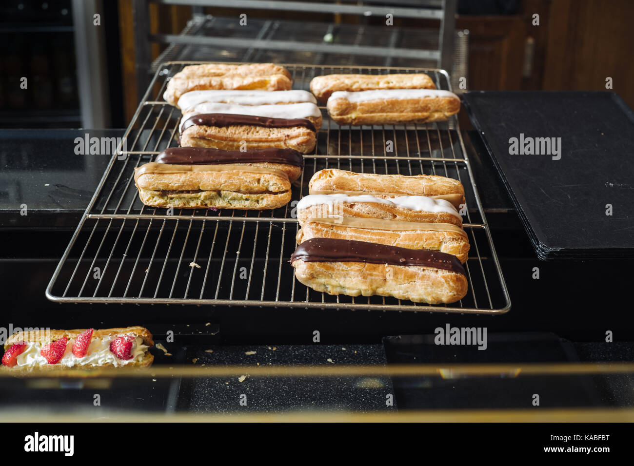 Deliziosa eclaire, la tipica pasticceria francese Foto Stock