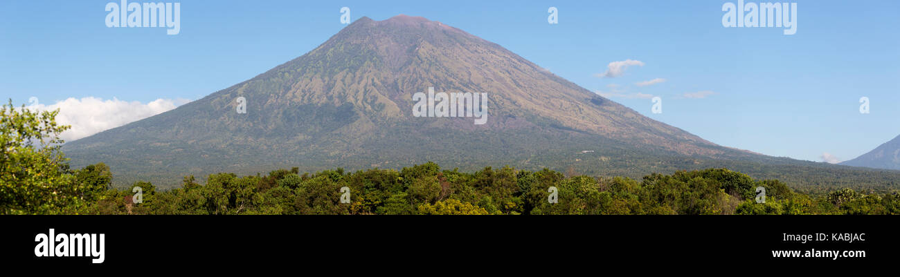 Gunung Agung vulcano in Bali Indonesia panorama. il picco più alto di Bali Foto Stock
