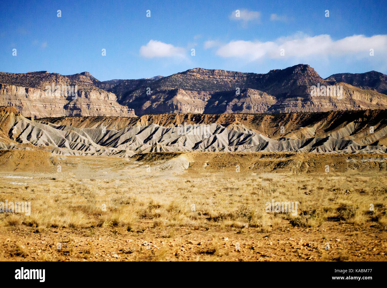 Un canyon di pietra formazione in piedi su un cielo blu. Foto Stock