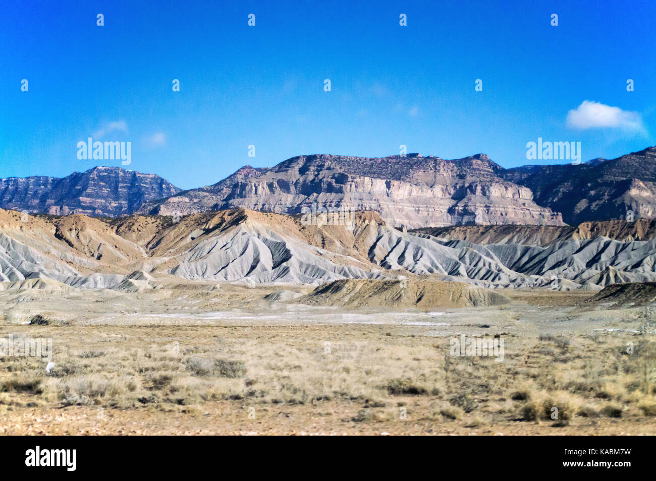 Un canyon di pietra formazione in piedi su un cielo blu. Foto Stock