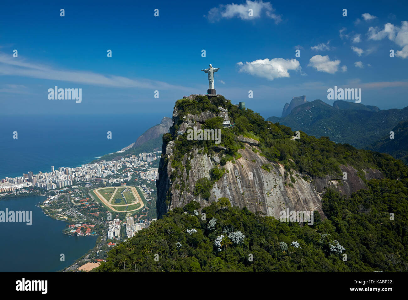 Cristo Redentore in cima a Corcovado, Rodrigo de Freitas Lagoon, e Jockey Club Brasileiro, Rio de Janeiro, Brasile, Sud America - aereo Foto Stock