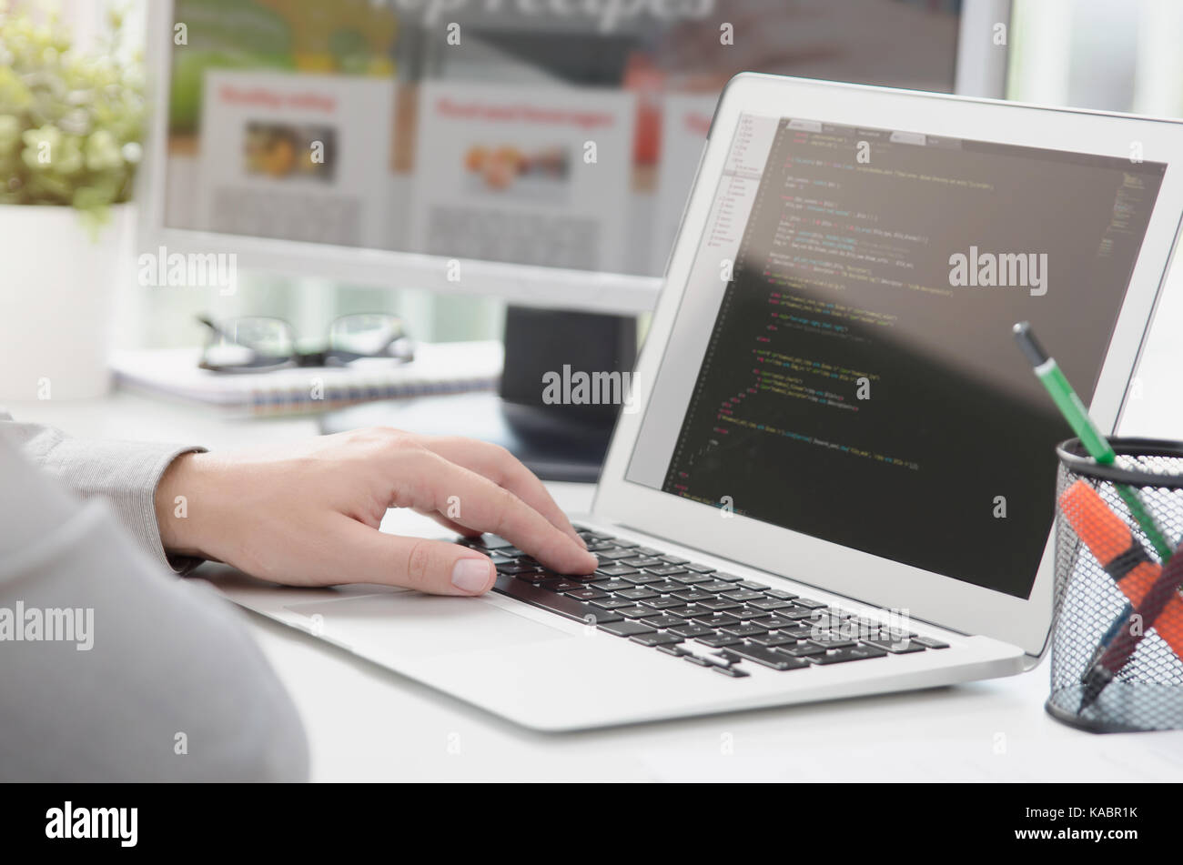 Sviluppatore web sta lavorando su un nuovo sito web developer web designer programmatore di codice di applicazione del computer programming concept Foto Stock