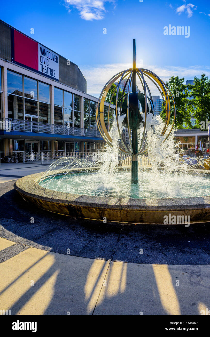 Fontana al di fuori del Teatro Queen Elizabeth, la Vancouver, British Columbia, Canada. Foto Stock