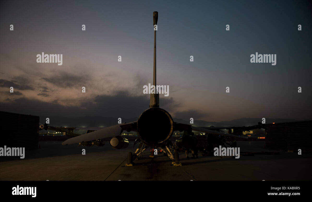 F-16 Fighting Falcon linea la Flightline a Bagram Airfield, Afghanistan, Sett. 21, 2017. Foto Stock