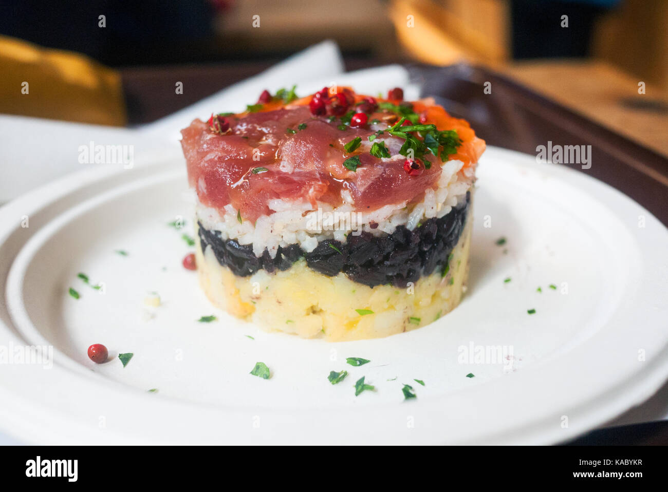 Tartare di pesce serviti in una piastra in ristorante a Roma, Italia Foto Stock