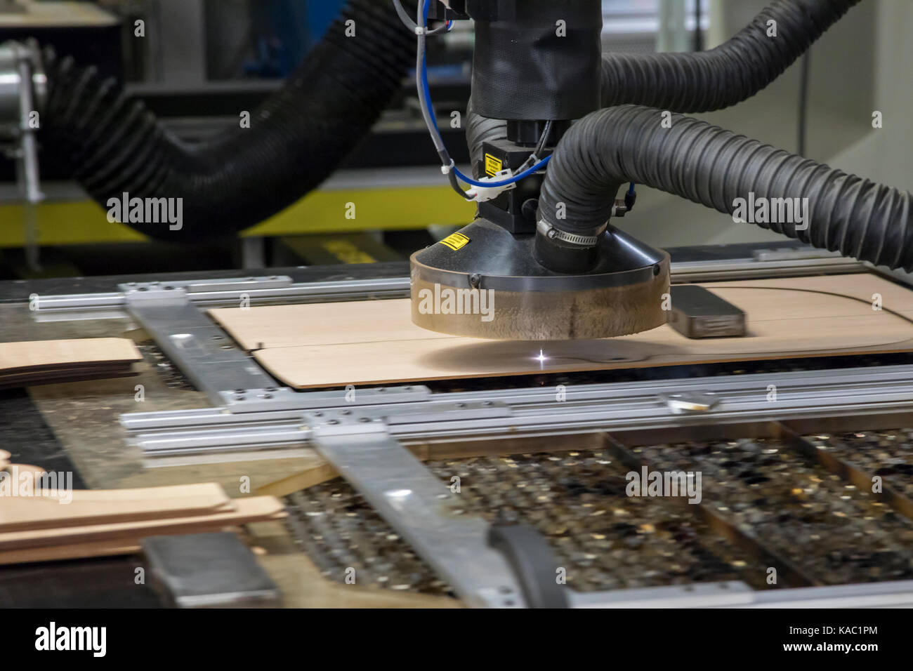 Laser cuttung legno macchina in vintage chitarra acoutstic fabbrica. Foto Stock