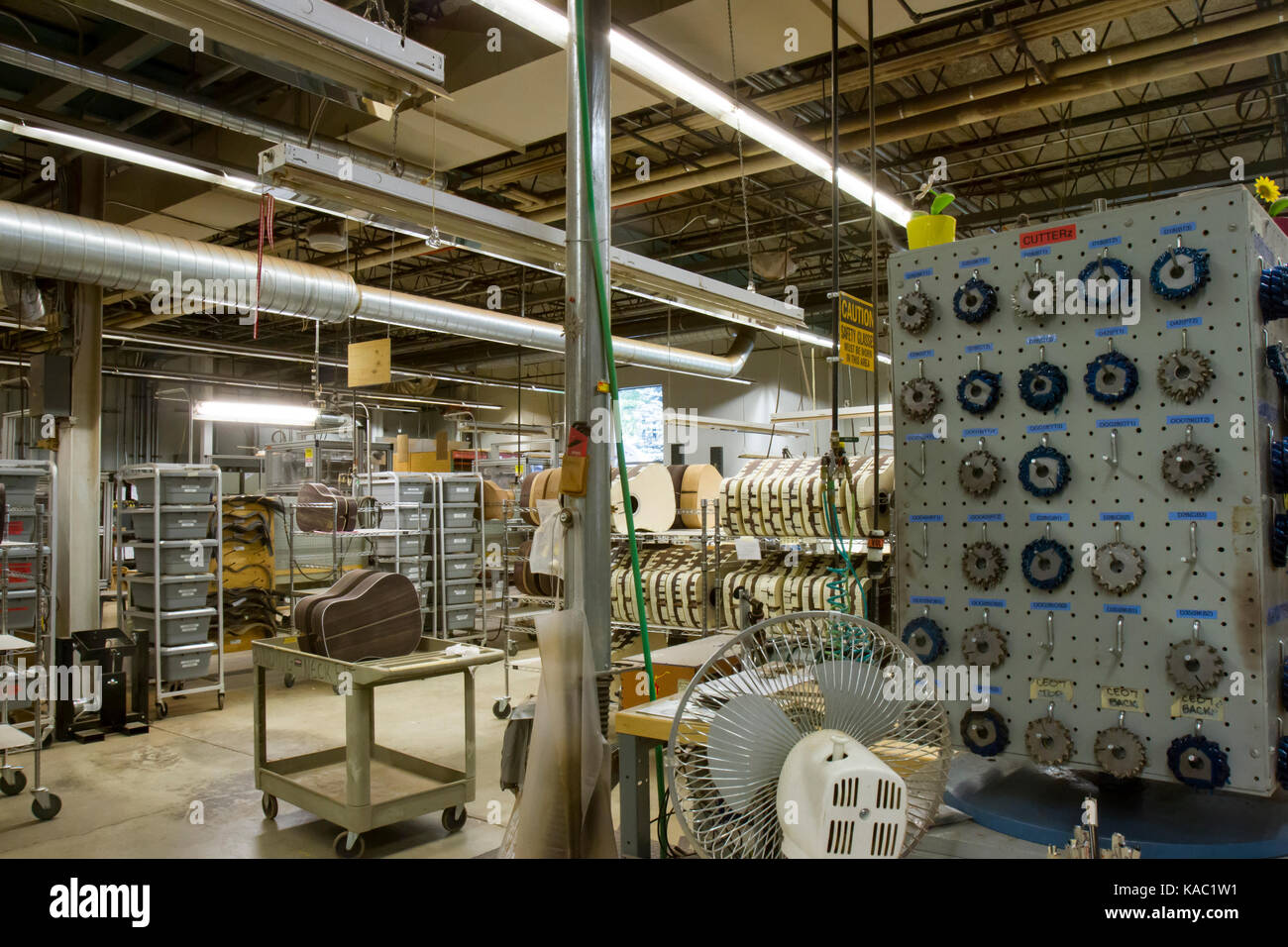 Legno chitarra acustica corpo in macchinari di fabbrica moderna. Foto Stock