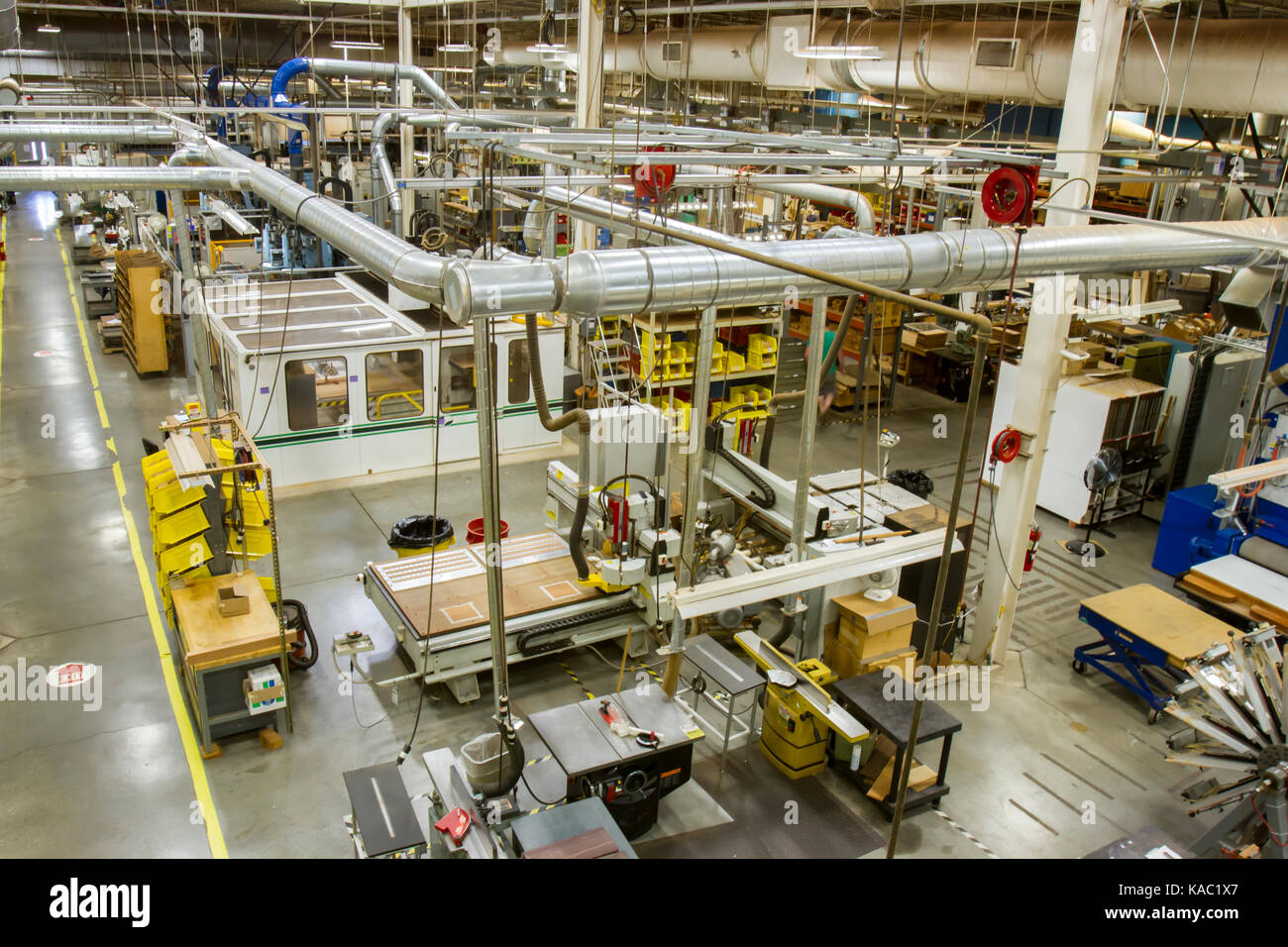 Macchinari e attrezzature per la lavorazione del legno prodotti sul pavimento della fabbrica moderna. Foto Stock