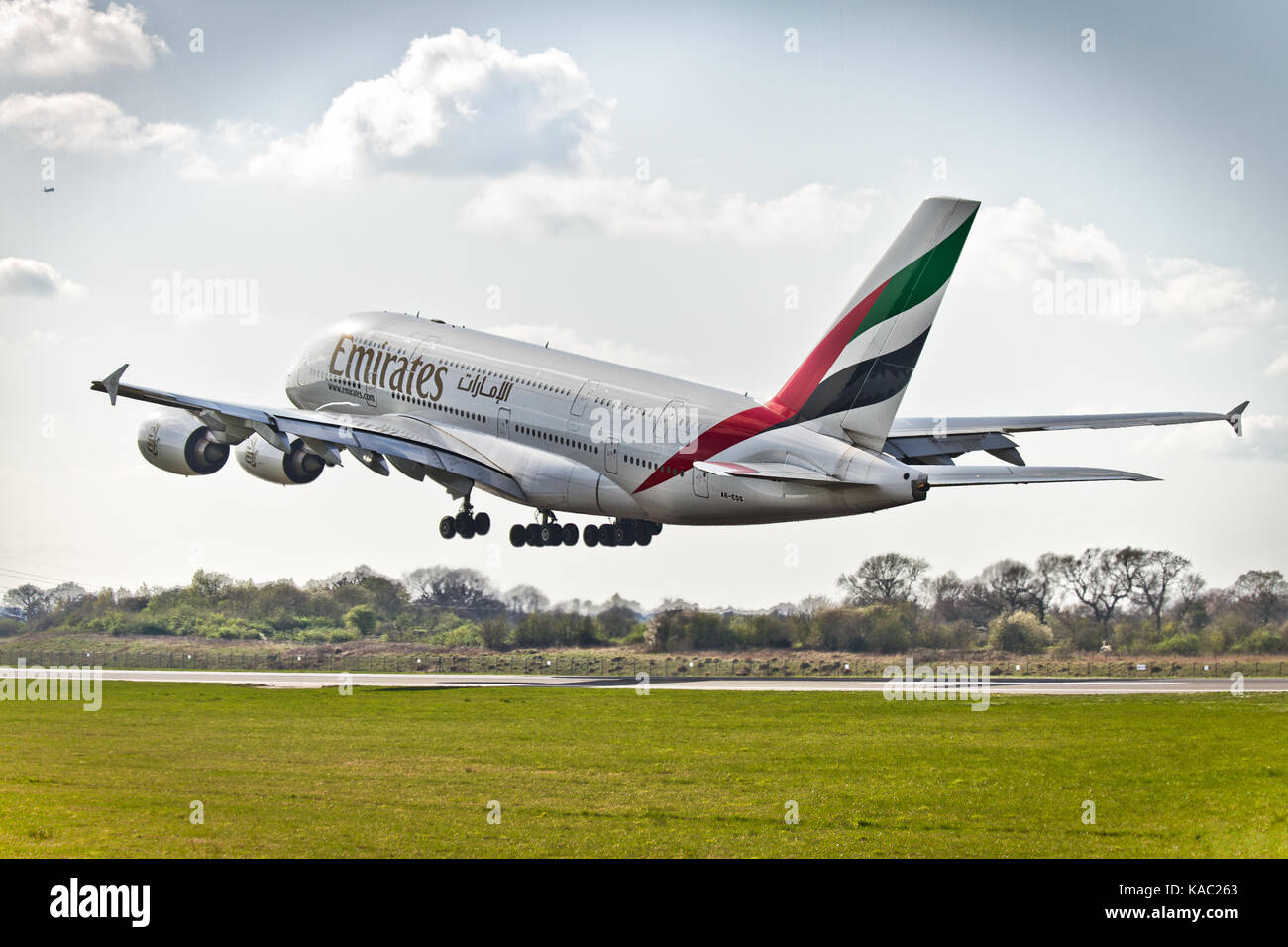 Airbus A380 alla partenza il decollo dall'aeroporto di Manchester, in Inghilterra, Regno Unito Foto Stock